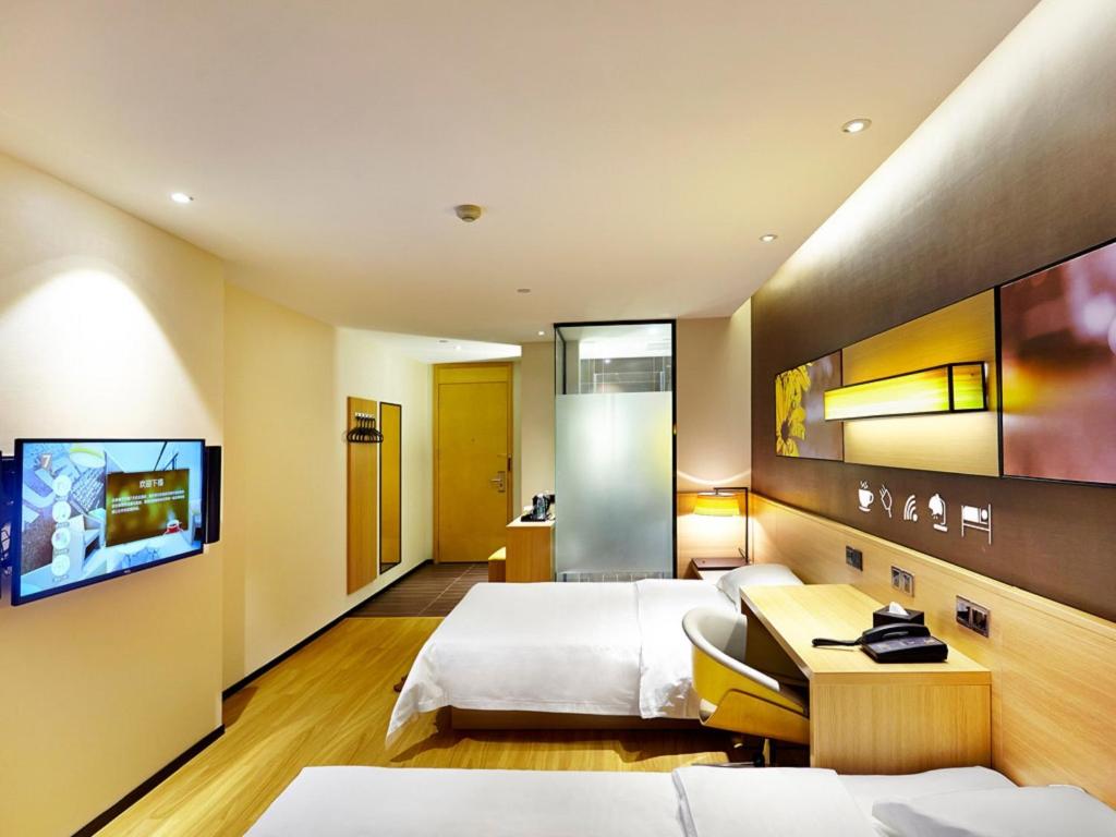 Двухместный (Для граждан материкового Китая ‒ Двухместный номер с 2 отдельными кроватями) отеля 7Days Premium Chongqing Hongqihegou, Чунцин