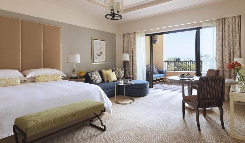 Трехместный (Номер Делюкс с кроватью размера «king-size» и частичным видом на море) курортного отеля Four Seasons Resort Dubai at Jumeirah Beach, Дубай