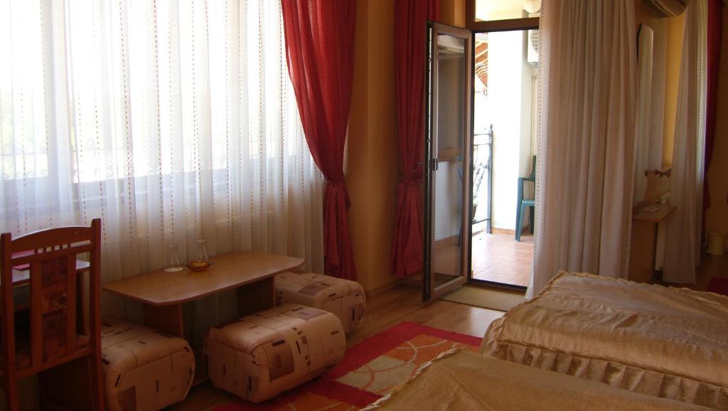 Двухместный (Двухместный номер с 2 отдельными кроватями и балконом) отеля Family Hotel Silvestar, Велико-Тырново