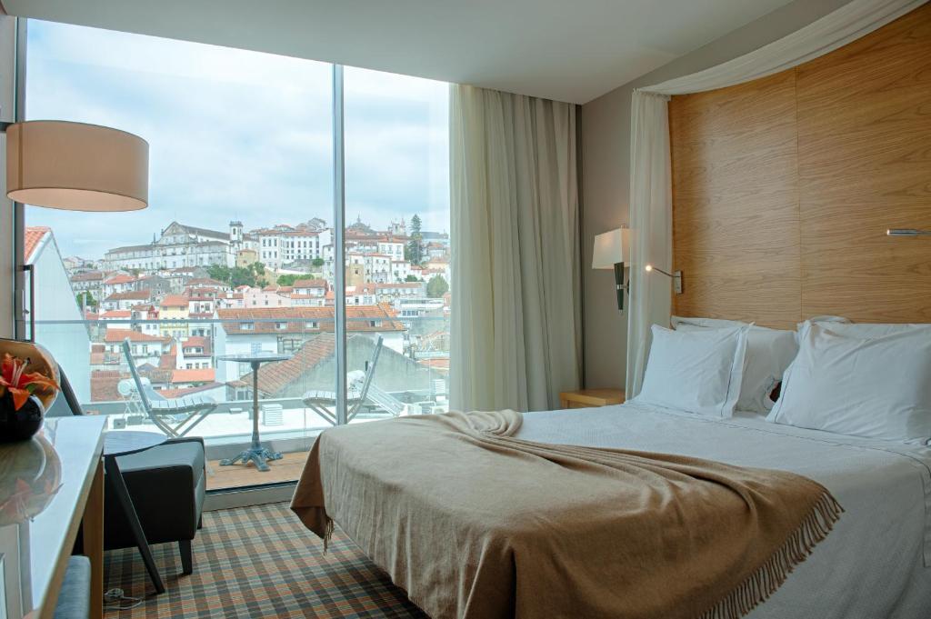 Двухместный (Улучшенный двухместный номер с 1 кроватью и балконом) отеля Hotel Oslo, Коимбра