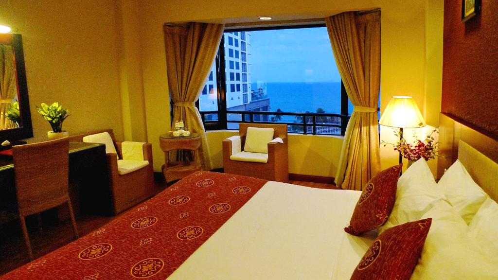 Двухместный (Улучшенный двухместный номер с 1 кроватью и видом на море) отеля Asia Paradise Hotel, Нячанг