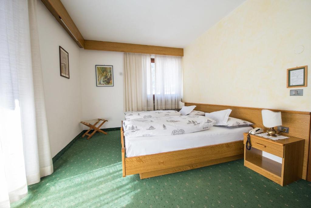 Двухместный (Двухместный номер с 1 кроватью или 2 отдельными кроватями) отеля Hotel Garnì Bucaneve, Мадонна-ди-Кампильо