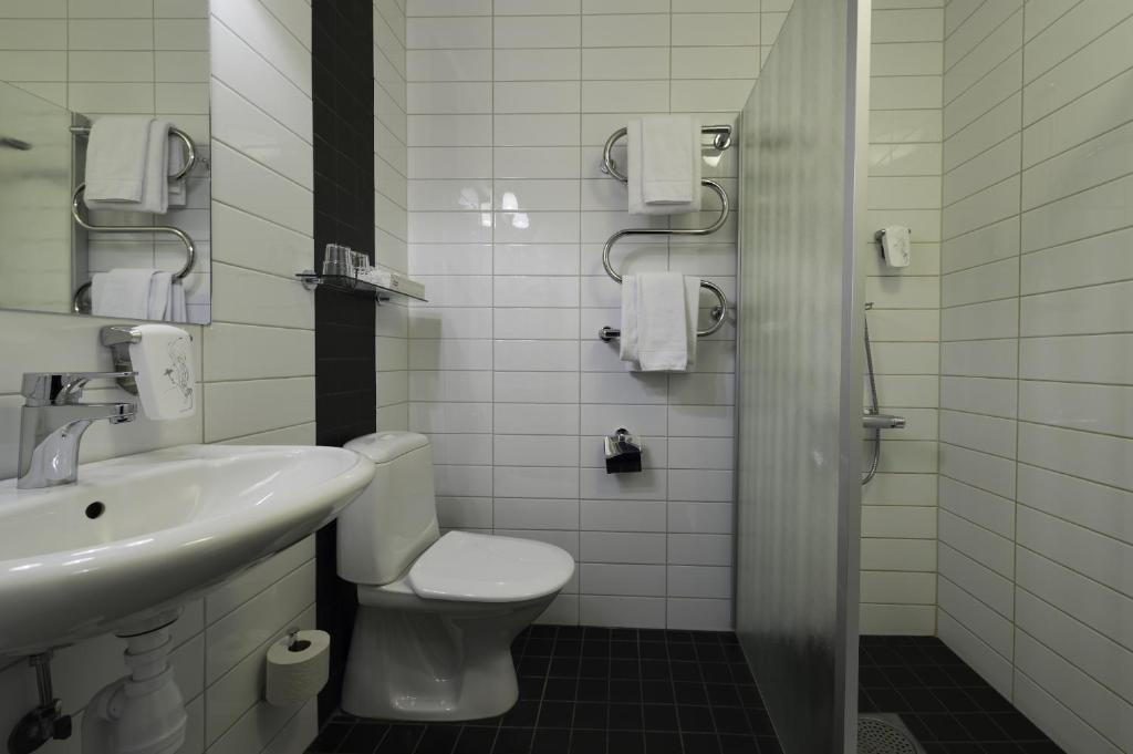 Двухместный (Улучшенный двухместный номер с 2 отдельными кроватями) отеля Stadshotellet Lidköping - Sweden Hotels, Лидчёпинг