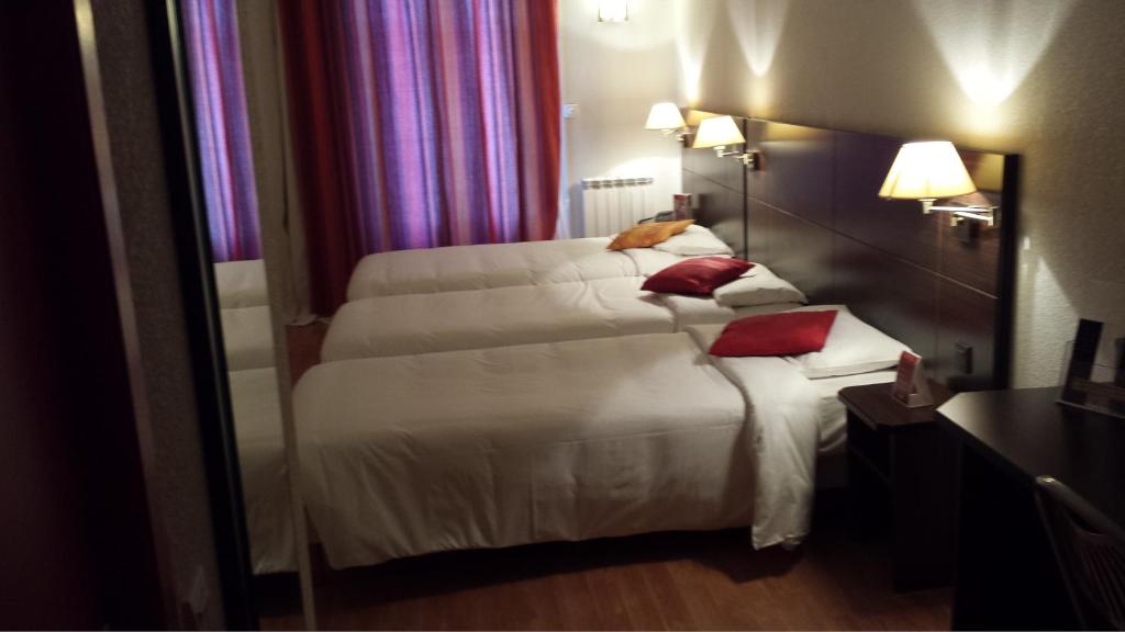 Трехместный (Трехместный номер с тремя односпальными кроватями) отеля Hôtel balladins Perpignan Gare, Перпиньян