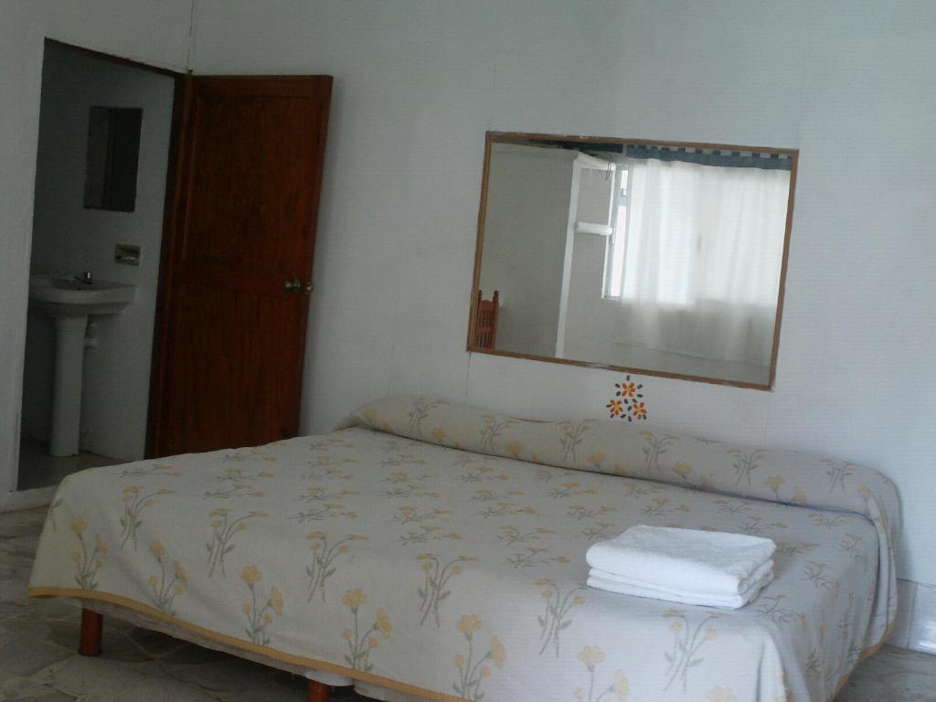 Четырехместный (Улучшенный номер с 2 кроватями размера «queen-size») отеля Hotel Puerto Villamar, Тепостлан