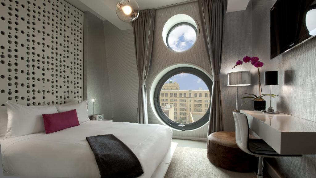 Двухместный (Улучшенный номер с кроватью размера «king-size» и видом на бассейн) отеля Dream Downtown, Нью-Йорк
