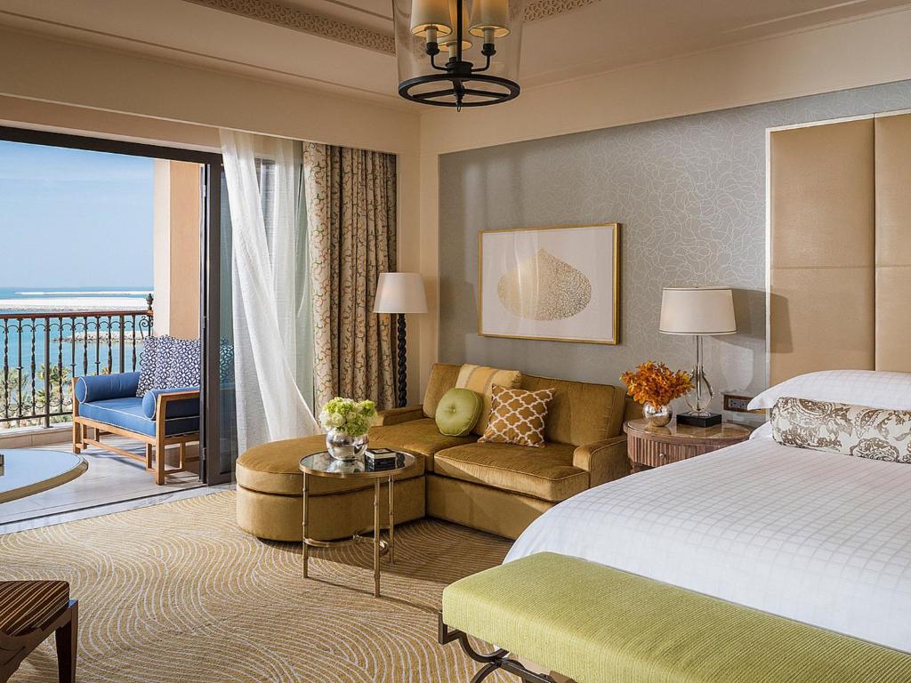 Трехместный (Номер «Премьер» с кроватью размера «king-size», вид на море) курортного отеля Four Seasons Resort Dubai at Jumeirah Beach, Дубай