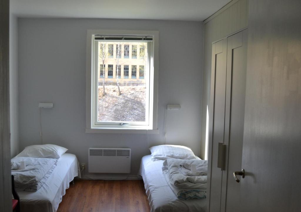 Двухместный (Двухместный номер с 2 отдельными кроватями и общей ванной комнатой) хостела Rjukan Gjestegaard, Рьюкан