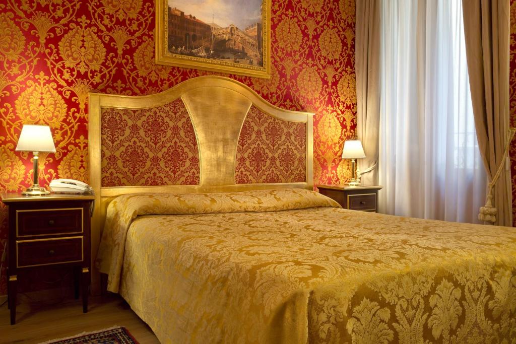 Двухместный (Улучшенный двухместный номер с 1 кроватью или 2 отдельными кроватями) отеля Residenza Goldoni, Венеция