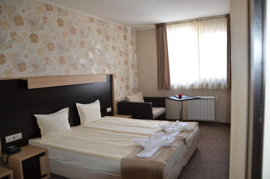 Двухместный (Двухместный номер с 1 кроватью и дополнительной кроватью (для 2 взрослых и 1 ребенка)) отеля Olymp Hotel, Банско