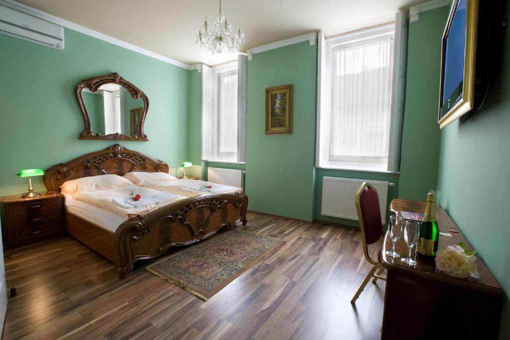 Двухместный (Стандартный двухместный номер с 1 кроватью или 2 отдельными кроватями) отеля Hotel Bow Garden, Комарно