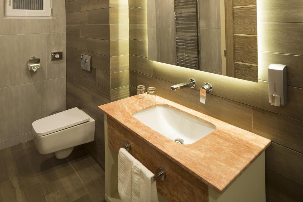 Двухместный (Улучшенный двухместный номер с 1 кроватью или 2 отдельными кроватями) отеля Exclusive Hotel & More, Сибиу