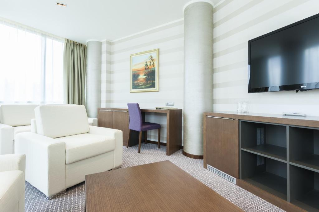 Сьюит (Роскошный люкс с гидромассажной ванной и сауной.) отеля Hotel Premier Aqua, Врдник
