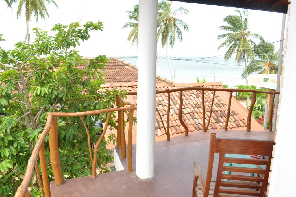 Двухместный (Двухместный номер с 1 кроватью и балконом, вид на море) отеля Dilena Beach Inn, Тангалла