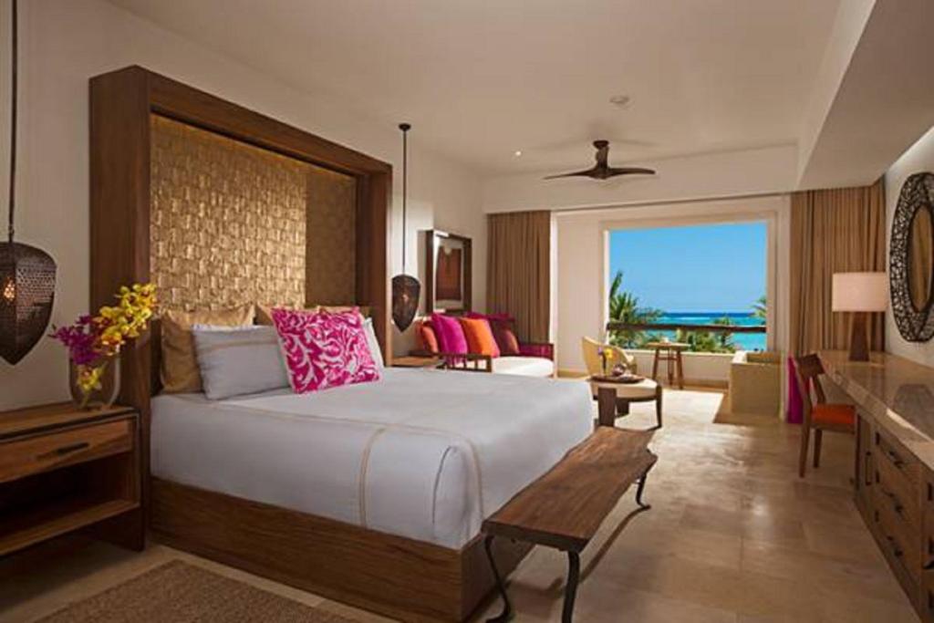 Сьюит (Привилегированный клубный полулюкс с кроватью размера «king-size», рядом с океаном) курортного отеля Secrets Akumal Riviera Maya All Inclusive-Adults Only, Акумаль