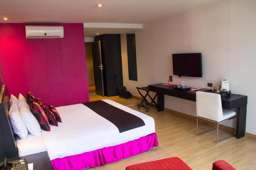 Двухместный (Улучшенный двухместный номер Делюкс с 1 кроватью) отеля Grand Inn Hotel, Бангкок