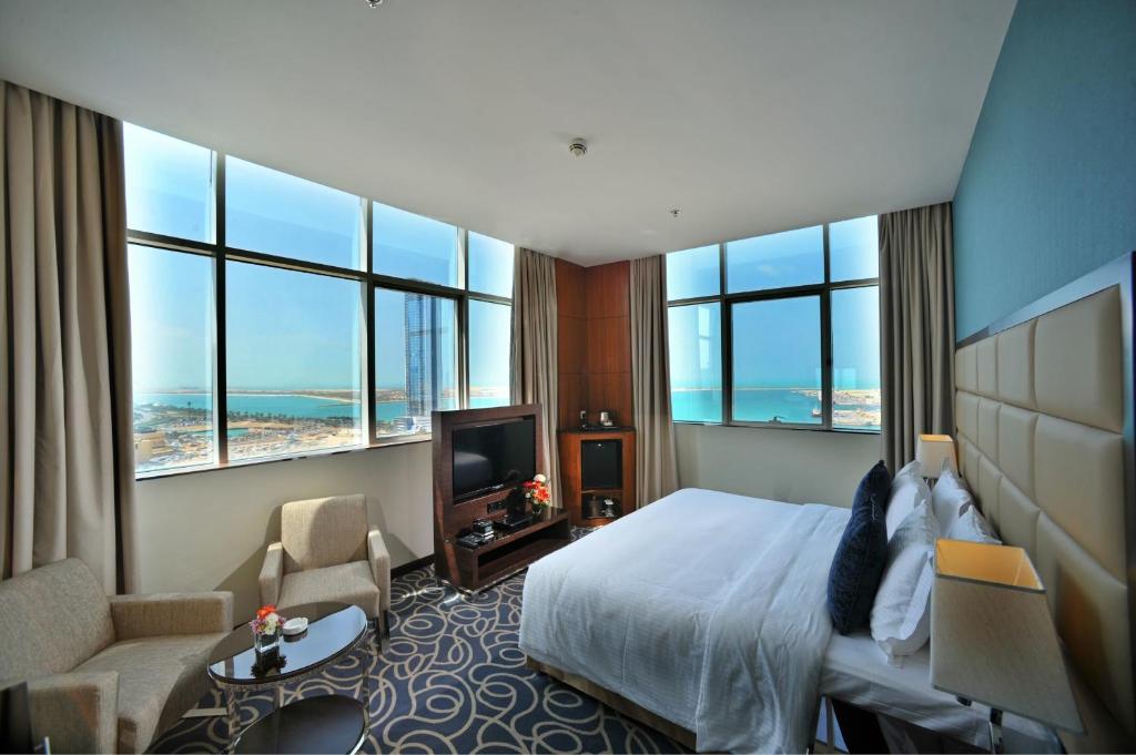 Двухместный (Представительский номер с кроватью размера «queen-size», скидка 20% на еду и напитки) отеля Ramada Abu Dhabi Corniche, Абу-Даби