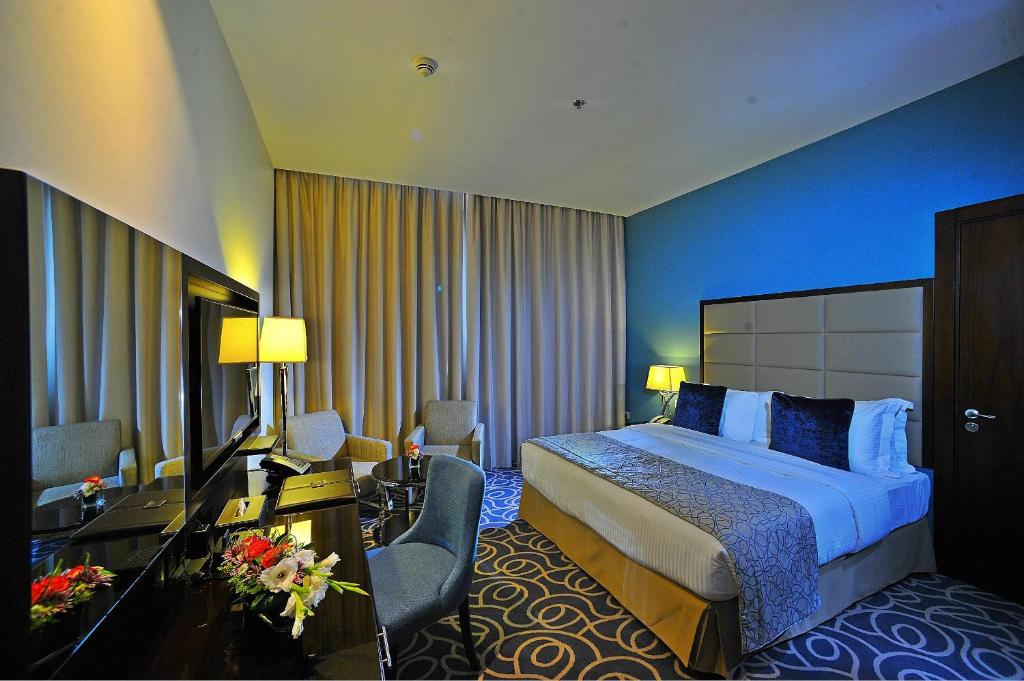 Двухместный (Бизнес-номер с кроватью размера “king size” - Номер для некурящих) отеля Ramada Abu Dhabi Corniche, Абу-Даби