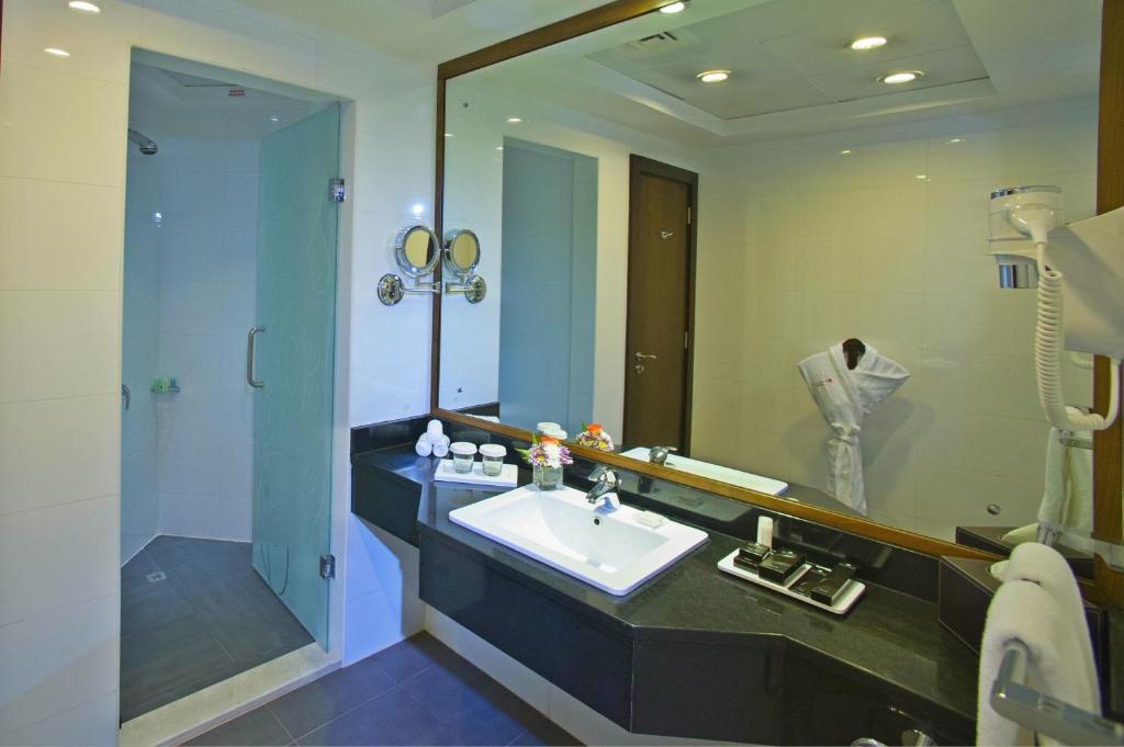 Двухместный (Люкс с двуспальной кроватью, скидка 20% на еду и напитки) отеля Ramada Abu Dhabi Corniche, Абу-Даби