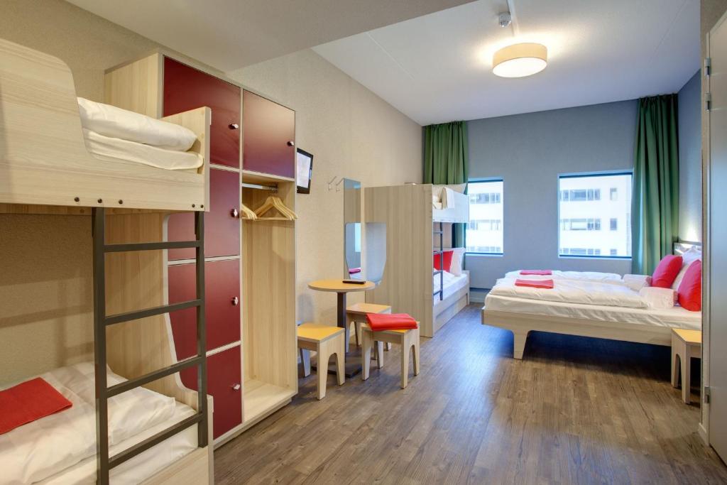 Семейный (Номер с 6 кроватями) отеля MEININGER Hotel Amsterdam City West, Амстердам