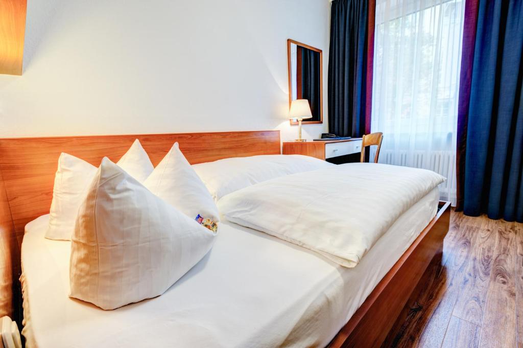 Двухместный (Небольшой стандартный номер с кроватью размера queen-size) отеля Hotel Antares, Мюнхен