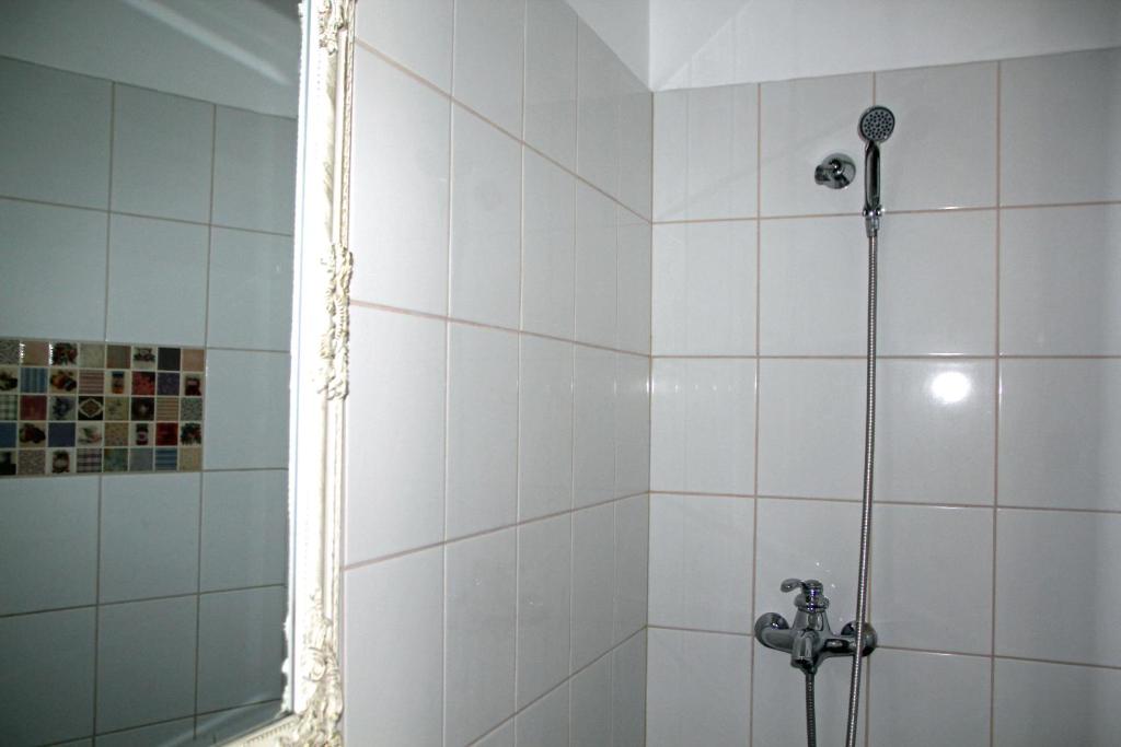 Двухместный (Стандартный двухместный номер с 2 отдельными кроватями и собственной ванной комнатой) гостевого дома Guesthouse Carl Schmidt, Пылтсамаа