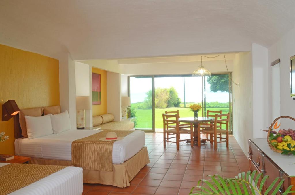 Двухместный (Двухместный номер с 2 двуспальными кроватями и видом на озеро) отеля Real de Chapala, Ахихик