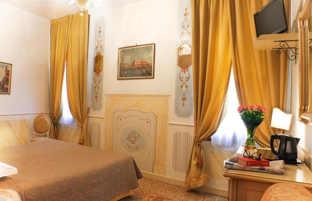 Двухместный (Классический двухместный номер с 1 кроватью) отеля Apostoli Palace, Венеция