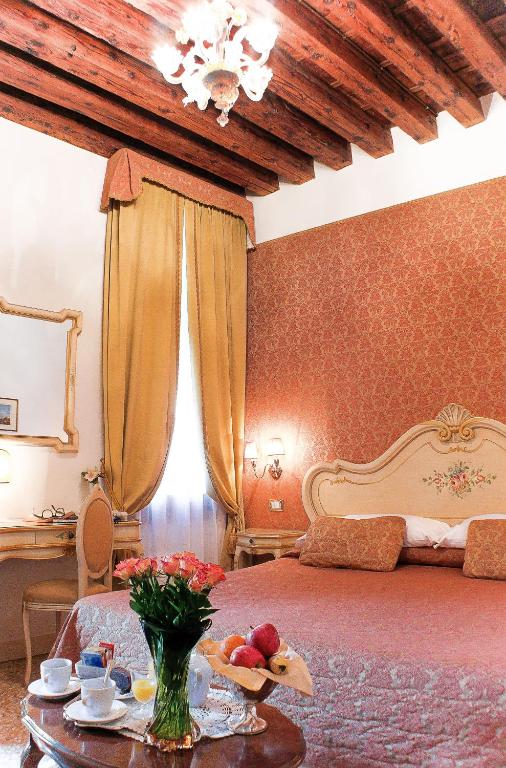 Двухместный (Улучшенный двухместный номер с 1 кроватью или 2 отдельными кроватями и террасой) отеля Apostoli Palace, Венеция