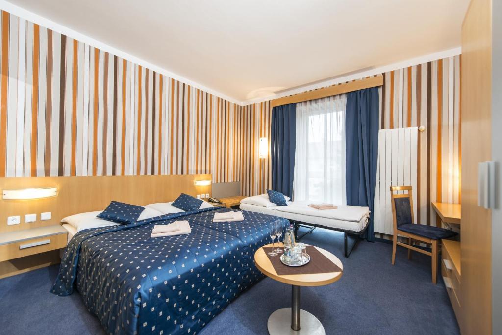 Двухместный (Двухместный номер с двуспальной кроватью и дополнительной кроватью) отеля Hotel Blue Bratislava, Братислава