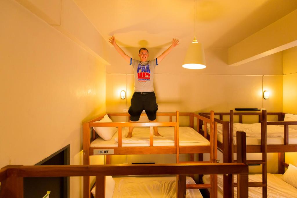 Номер (Кровать в общем 8-местном номере для мужчин и женщин) хостела Pak-Up Hostel, Краби