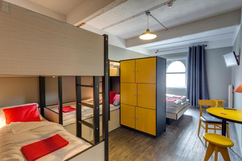 Номер (Кровать в общем 6-местном номере для женщин) отеля MEININGER Hotel Brussels City Center, Брюссель
