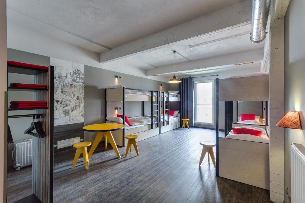 Номер (Кровать в общем номере для мужчин и женщин с 10 кроватями) отеля MEININGER Hotel Brussels City Center, Брюссель