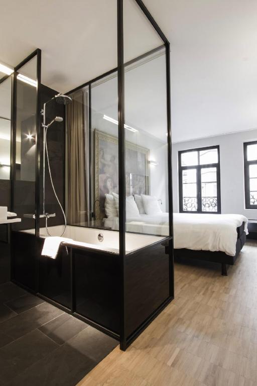 Двухместный (Улучшенный двухместный номер с 1 кроватью, кондиционером и видом на собор) отеля HotelO Kathedral, Антверпен