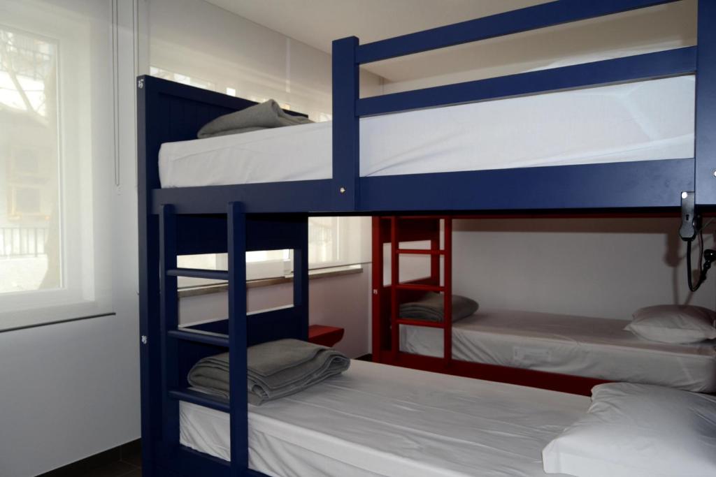 Номер (Односпальная кровать в общем номере с 6 кроватями) хостела Lab Hostel Nazare, Назаре