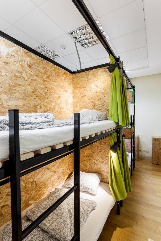 Номер (Кровать в общем номере для мужчин и женщин с 5 кроватями.) хостела Avenue Hostel, Будапешт
