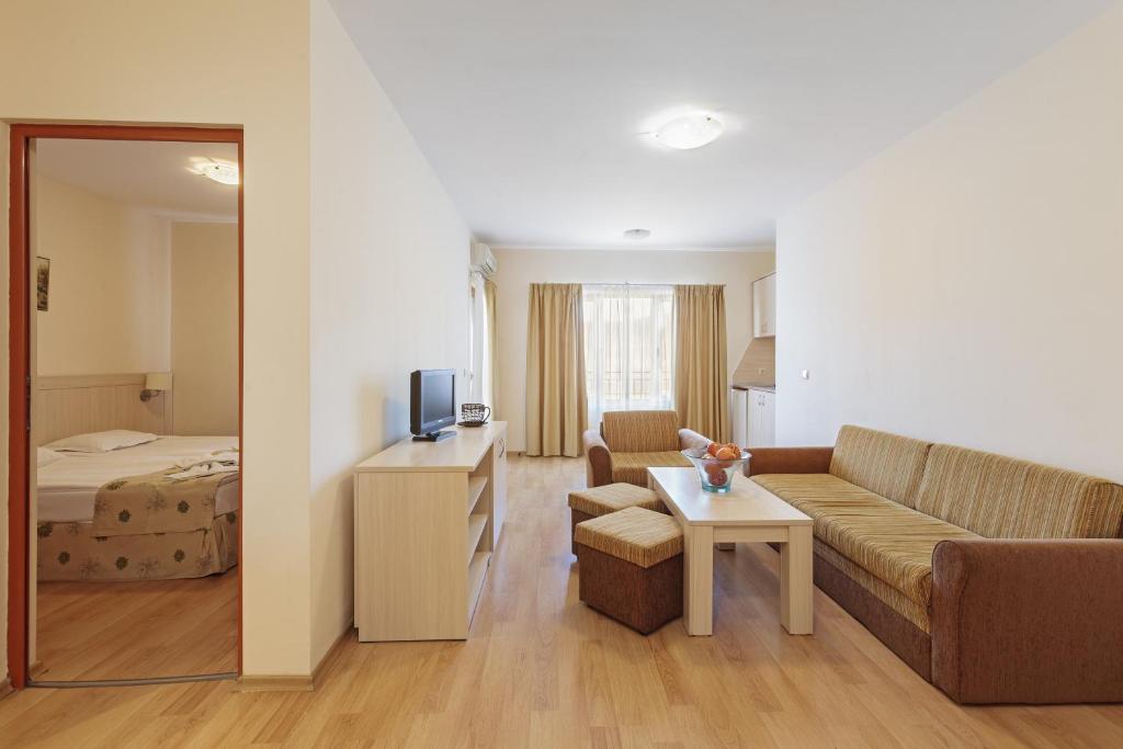 Апартаменты (Апартаменты с 1 спальней (для 2 взрослых и 2 детей до 11 лет)) апарт-отеля Serena Residence Aparthotel - All Inclusive, Созополь