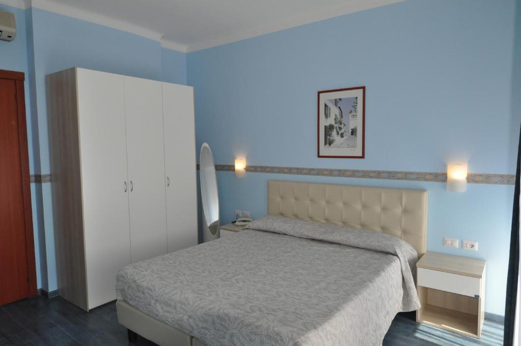 Двухместный (Двухместный номер с 1 кроватью или 2 отдельными кроватями и балконом, вид на море) отеля Hotel Sole Mare, Сан-Ремо