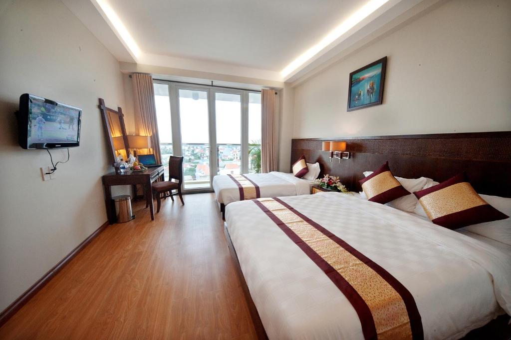 Двухместный (Двухместный номер Делюкс с 1 кроватью или 2 отдельными кроватями, вид на город) отеля Gold Hotel, Хюэ