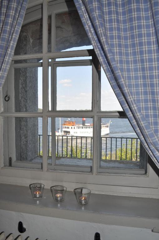 Трехместный (Трехместный номер с видом на море) отеля Kastellet Bed & Breakfast, Ваксхольм
