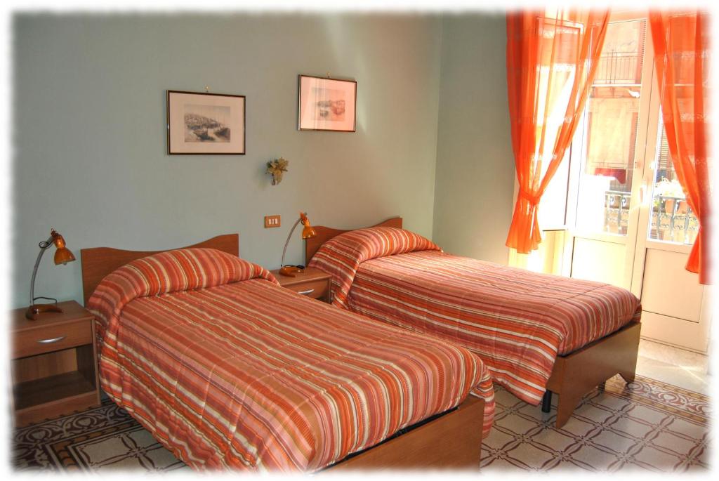 Двухместный (Двухместный номер с 1 кроватью или 2 отдельными кроватями, общая ванная комната) отеля Bed and Breakfast D'Angelo, Палермо