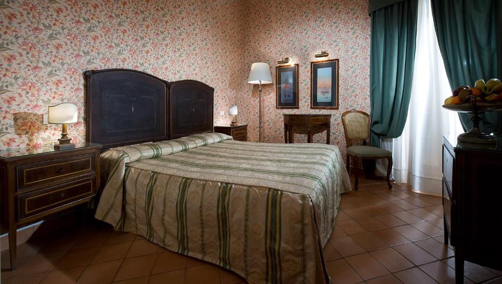 Двухместный (Стандартный двухместный номер с 1 кроватью или 2 отдельными кроватями) отеля Chiaja Hotel de Charme, Неаполь