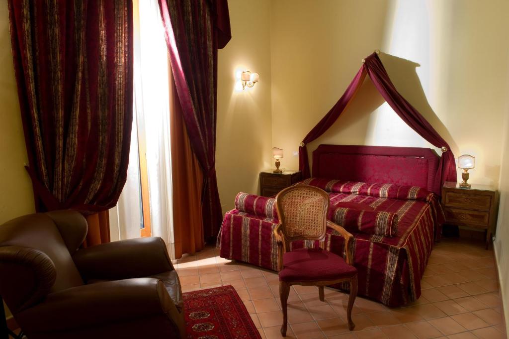 Двухместный (Улучшенный двухместный номер с 1 кроватью или 2 отдельными кроватями) отеля Chiaja Hotel de Charme, Неаполь
