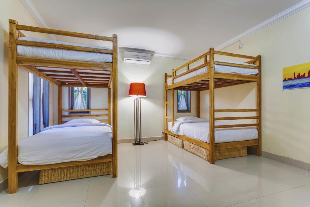Номер (Кровать в общем 8-местном номере для мужчин и женщин) хостела Endless Summer Surf Camp Bali, Чангу