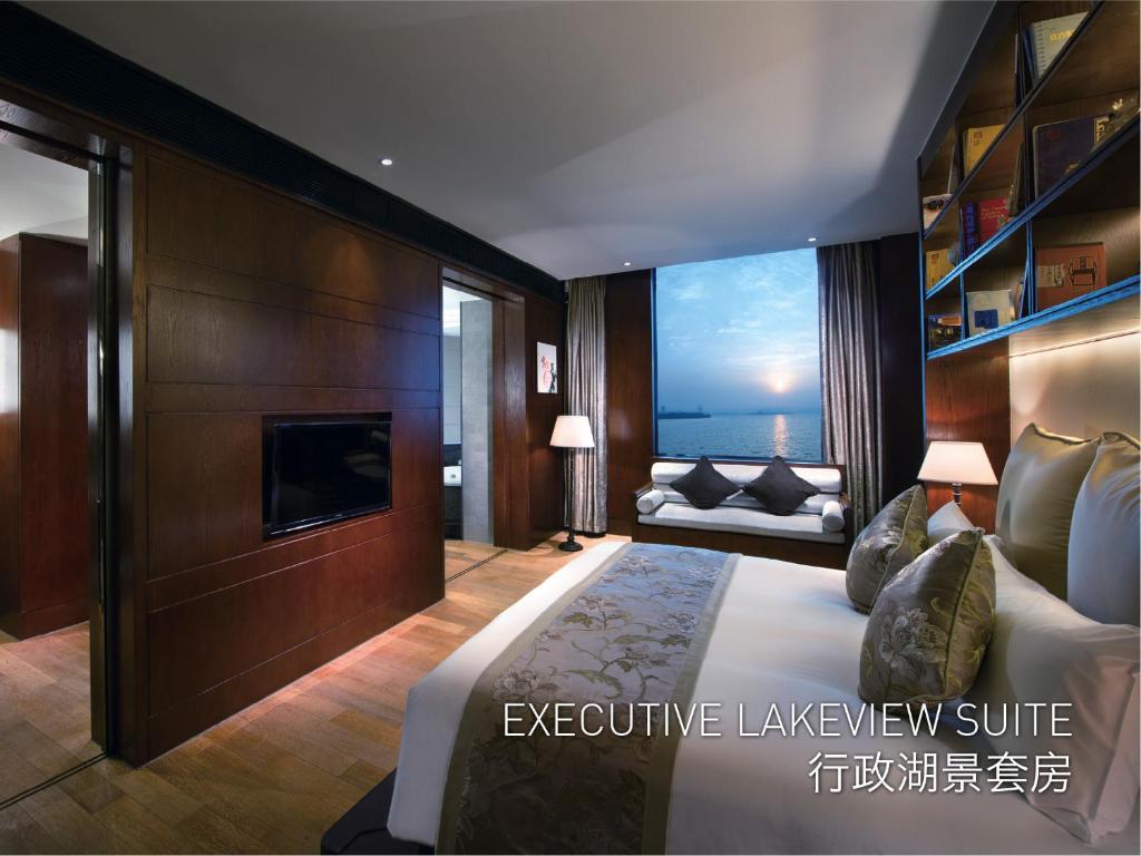 Сьюит (Представительский люкс с видом на озеро) отеля Tonino Lamborghini Hotel Suzhou, Сучжоу