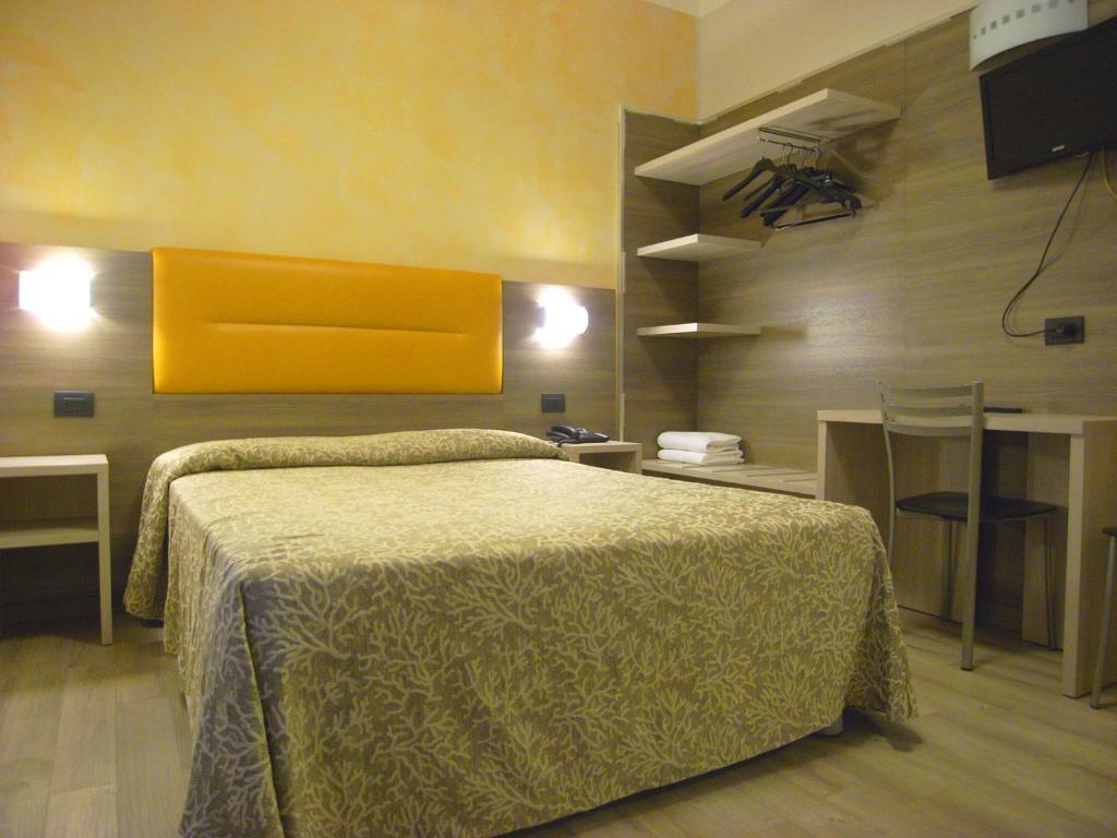 Двухместный (Двухместный номер с 1 кроватью и общим туалетом) отеля Hotel Siena, Милан