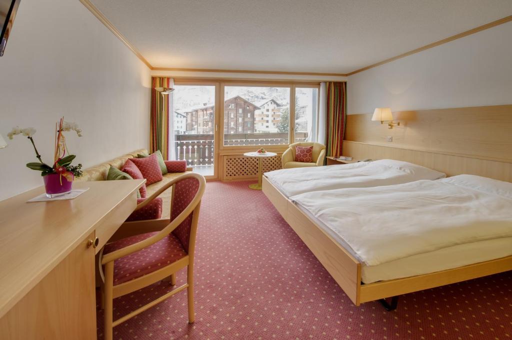 Двухместный (Улучшенный двухместный номер с 1 кроватью или 2 отдельными кроватями, вид на Маттерхорн) отеля Hotel Metropol & Spa Zermatt, Церматт