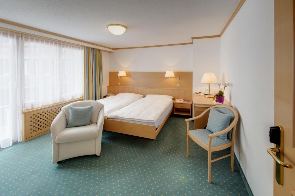 Двухместный (Стандартный двухместный номер с 1 кроватью или 2 отдельными кроватями) отеля Hotel Metropol & Spa Zermatt, Церматт