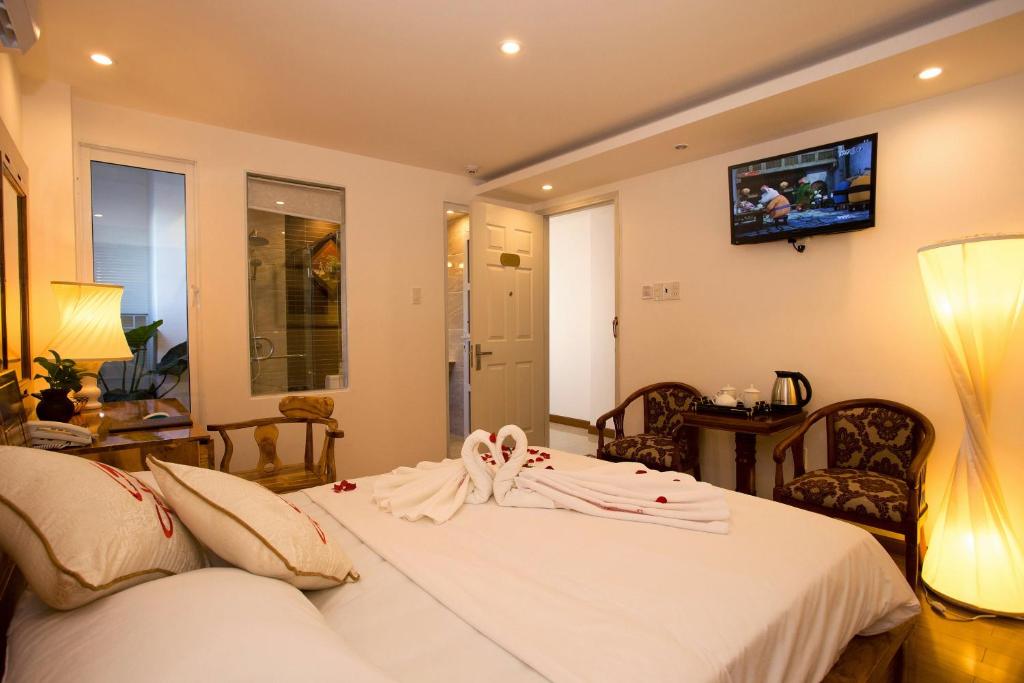 Двухместный (Улучшенный двухместный номер с 1 кроватью) отеля Rex Hotel & Apartment, Нячанг
