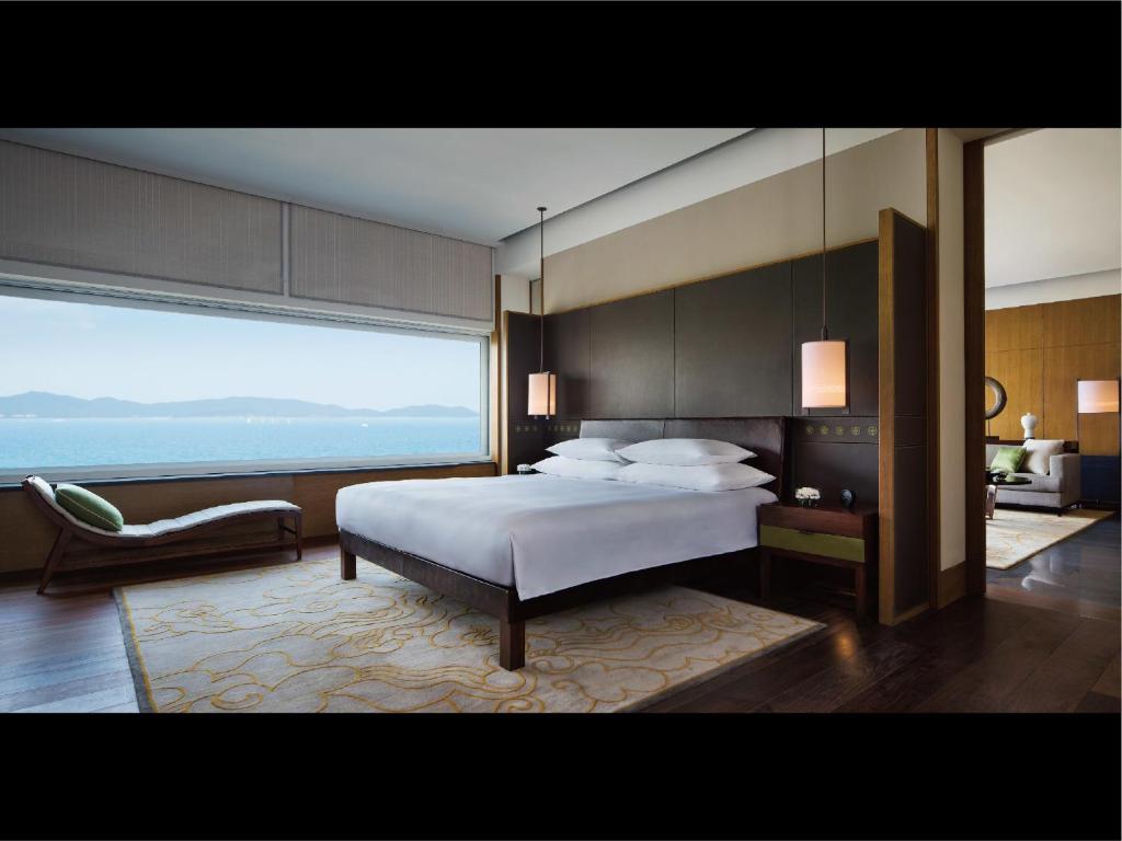 Сьюит (Люкс «Парк Премиум» с кроватью размера «king-size», вид на море) курортного отеля Park Hyatt Sanya Sunny Bay Resort, Санья